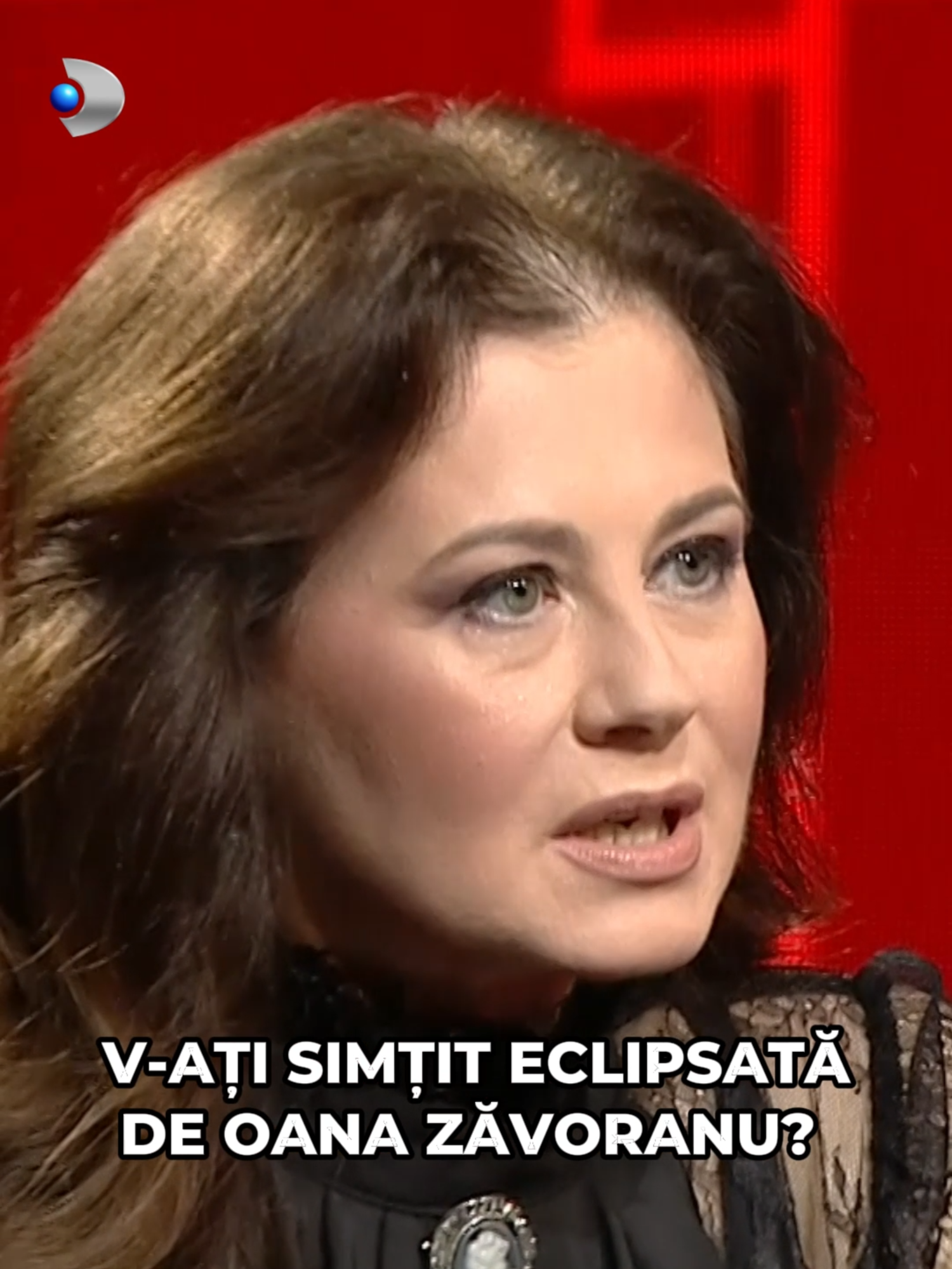 V-ați simțit eclipsată de Oana Zăvoranu? În 2005, Corina Dănilă vorbea despre Ana Dogaru, personajul care a consacrat-o în Numai Iubirea, ca despre un rol pe care l-a acceptat, dar nu l-a înțeles niciodată cu adevărat. Îl considera închis, fără culoare, lipsit de coloană vertebrală. În culise însă, se spune că actrița ar fi tânjit după alt rol: cel negativ, intens și plin de nuanțe, interpretat de Oana Zăvoranu. Scenele aprinse dintre cele două personaje au adus cu ele și controverse. Palmele din serial, scuzele de după filmări, poveștile din culise toate au alimentat zvonuri despre tensiuni care ar fi continuat și în afara platoului. 📺 Interviul integral este disponibil pe canalul de YouTube Kanal D România. #40deintrebari #kanaldromania #deniserifai #corinadanila