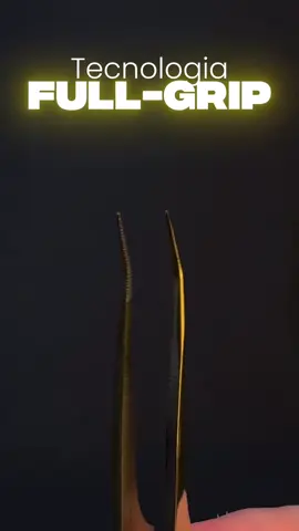 Essa é a Pinça Profissional Unilashes, com a tecnologia Full Grip, uma inovação que garante uma pegada firme, leve e precisa, sem escorregar. Fabricada com aço cirúrgico japonês premium, ela entrega o equilíbrio perfeito entre força e suavidade, com fechamento ponta a ponta para um trabalho impecável. Leve, elegante e feita pra quem exige excelência em cada fio. 💛 A Pinça Full Grip Unilashes U92 eleva o padrão do seu atendimento, unindo estilo, precisão e performance. Comenta aqui: você conhece essa pinça maravilhosa? 😍 #unilashes #lashdesigner #pinçafullgrip #extensãodecilios #fyyy