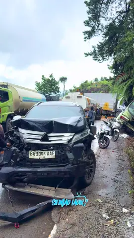 Kecelakaan beruntun hari ini. Truk cpo rem blong tabrak 8 kendaraan. Motor masuk kolong truk isuzu putih. Full video bisa dilihat di Youtube Sitinjau Lauik TV.  Youtube.com/sitinjaulauiktv