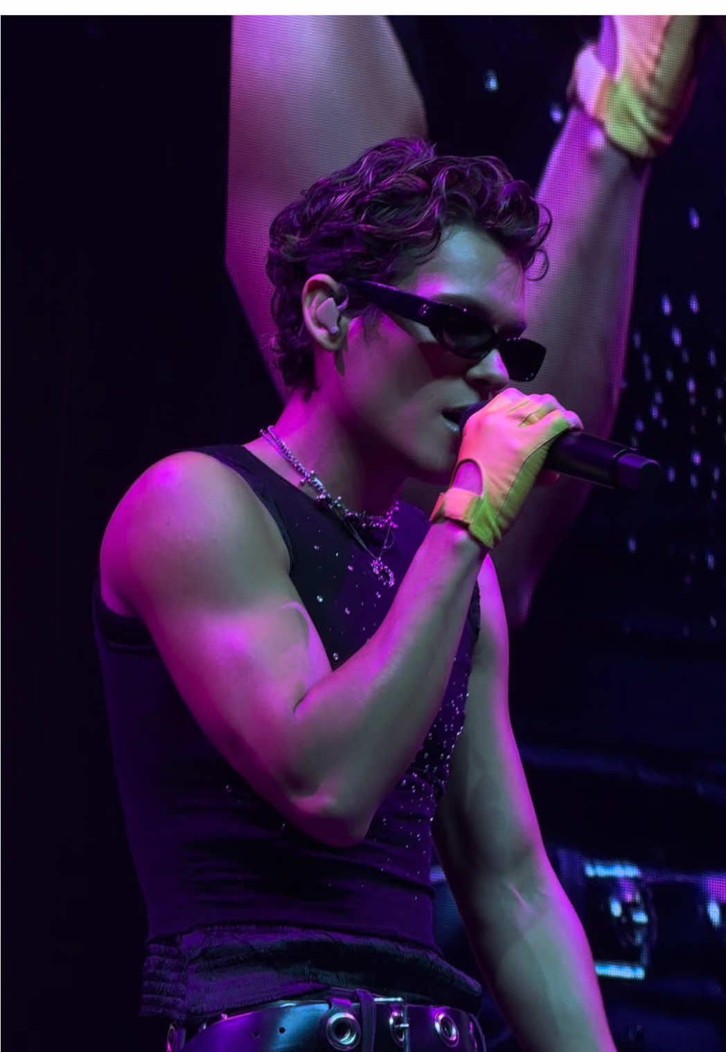 Superstara Omar Rudberg varasti sydämet areenan täydeltä ❤️‍🔥❤️‍🔥❤️‍🔥  Ilmiömäinen ruotsalais-venezuelainen poptähti Omar Rudberg nähtiin keskiviikkona 26.11. Veikkaus Arenalla avaamassa Zara Larssonin Midnight Sun -kiertuetta 🐬⭐️  Älyttömällä lavakarismalla varustettu Omar Rudberg tykitti sähköisellä ja tulista lattarienergiaa tihkuvalla asenteellaan täydelle areenalle eikä kukaan jäänyt kylmäksi tän setin jälkeen 😮‍💨🔥  @OMAR  #omarrudberg 