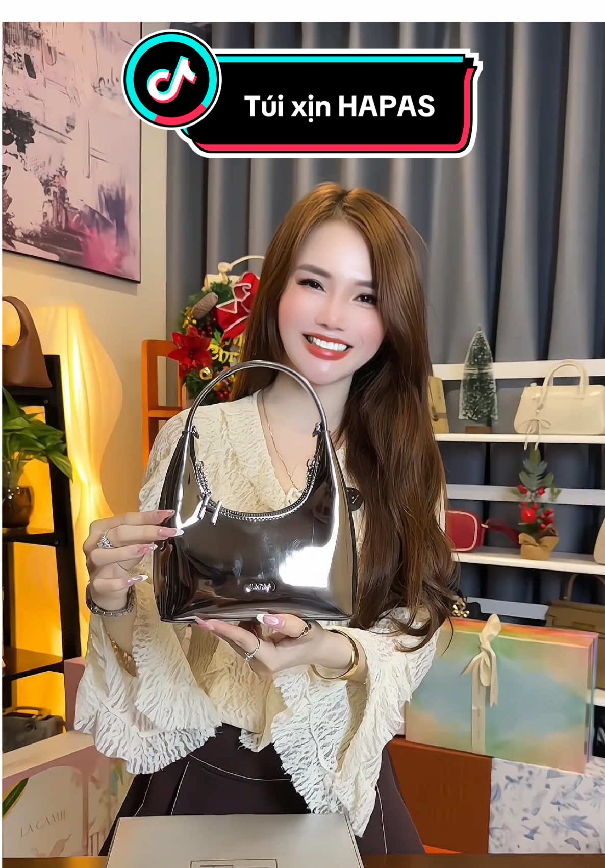 Nhỏ xinh mà sang xịn làm nổi bật mọi outfit thật sự nha. Giỏ hàng góc trái có ạ 😍#lisacaoreview #xuhuongtiktok2025 #tuisangchanh #tuicaocap #hapas 