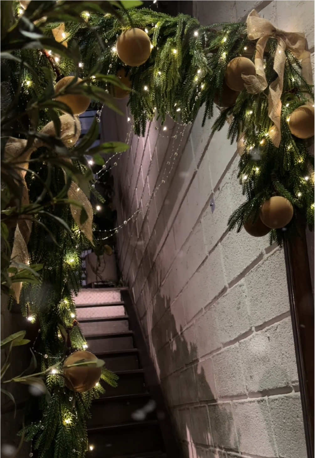 Nếu hỏi năm nay quán decor kiểu gì… Thì chắc là: “nhẹ nhàng nhưng ấm thật ấm🤎🌲” #christmas #xmas #mrbincoffee #phanthiet #fyppppppppppppppppppppppp 