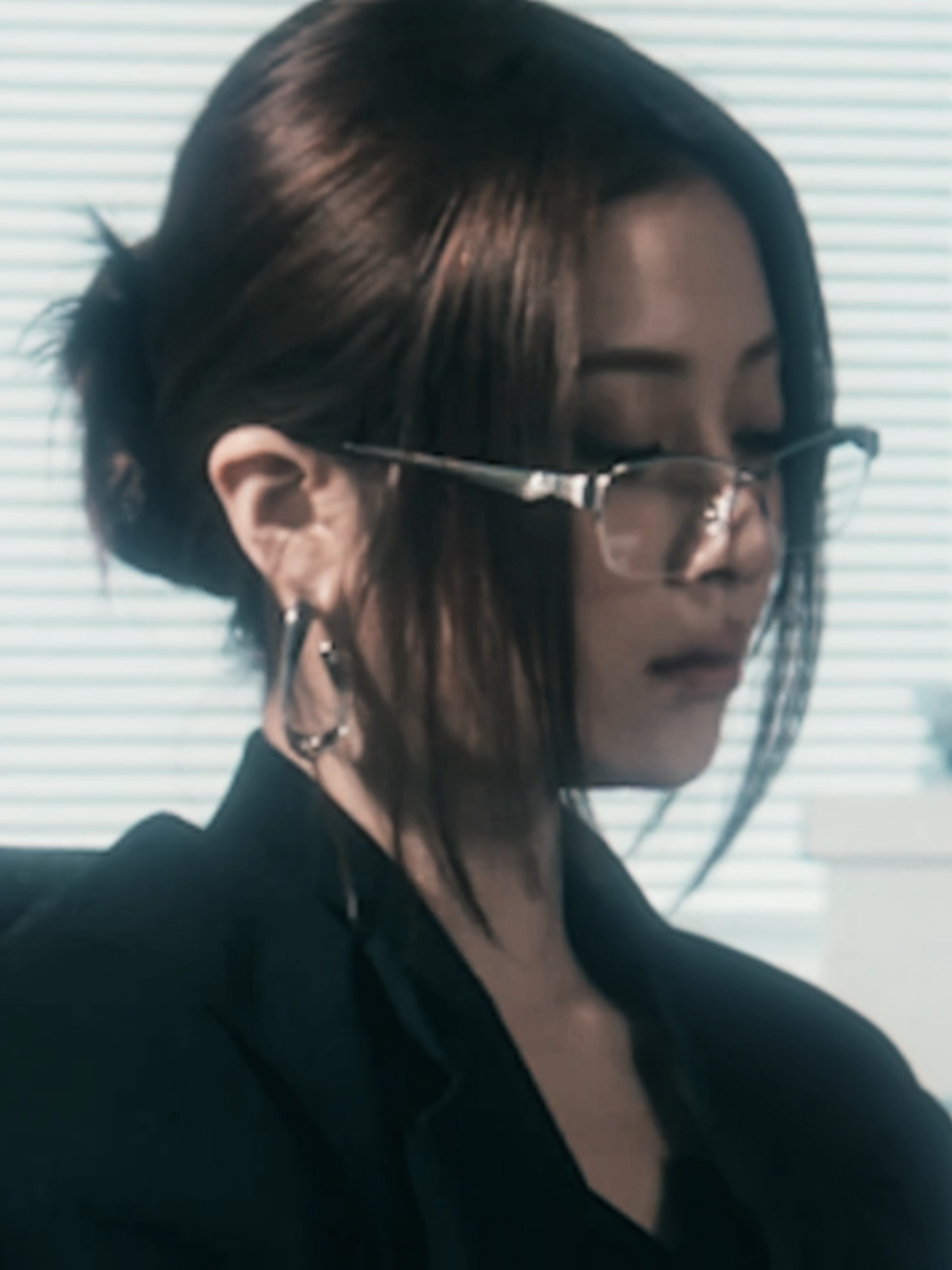 the secretary look with the glassess ughhh #yunjin #huhyunjin #yunjinlesserafim #yunjinedit #lesserafim