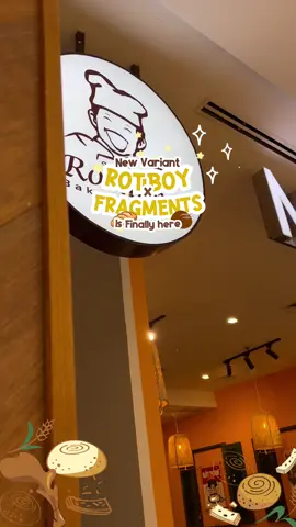 Fragments x Rotiboy resmi hadir!👋🏻 Saatnya kenalan dengan ikonik coffee bun dalam sentuhan rasa baru yang lebih seru dan unik! Hanya bisa kamu temukan di kolaborasi spesial ini: ✨ Matcha Bun ✨ Tiramisu Bun ✨ Black Sesame Bun ✨ Rotiboy Bagel Set Mulai bisa kamu nikmati menu spesial ini pada 28 November 2025 di Fragments Ashta dan beberapa outlet Rotiboy pilihan: 📍 Jakarta • Hangtuah • Neo Soho • Emporium Mall • MKG 3 • Taman Anggrek • Lippo Mall Puri 📍 Tangerang • Bandara Soekarno-Hatta T3 International & T3 Domestic • Supermall Karawaci 📍 Bandung • Ciwalk Kami nantikan kehadiran kalian yaa pecinta Rotiboy!💛 #AsliSepenuhHati #Rotiboyindo 