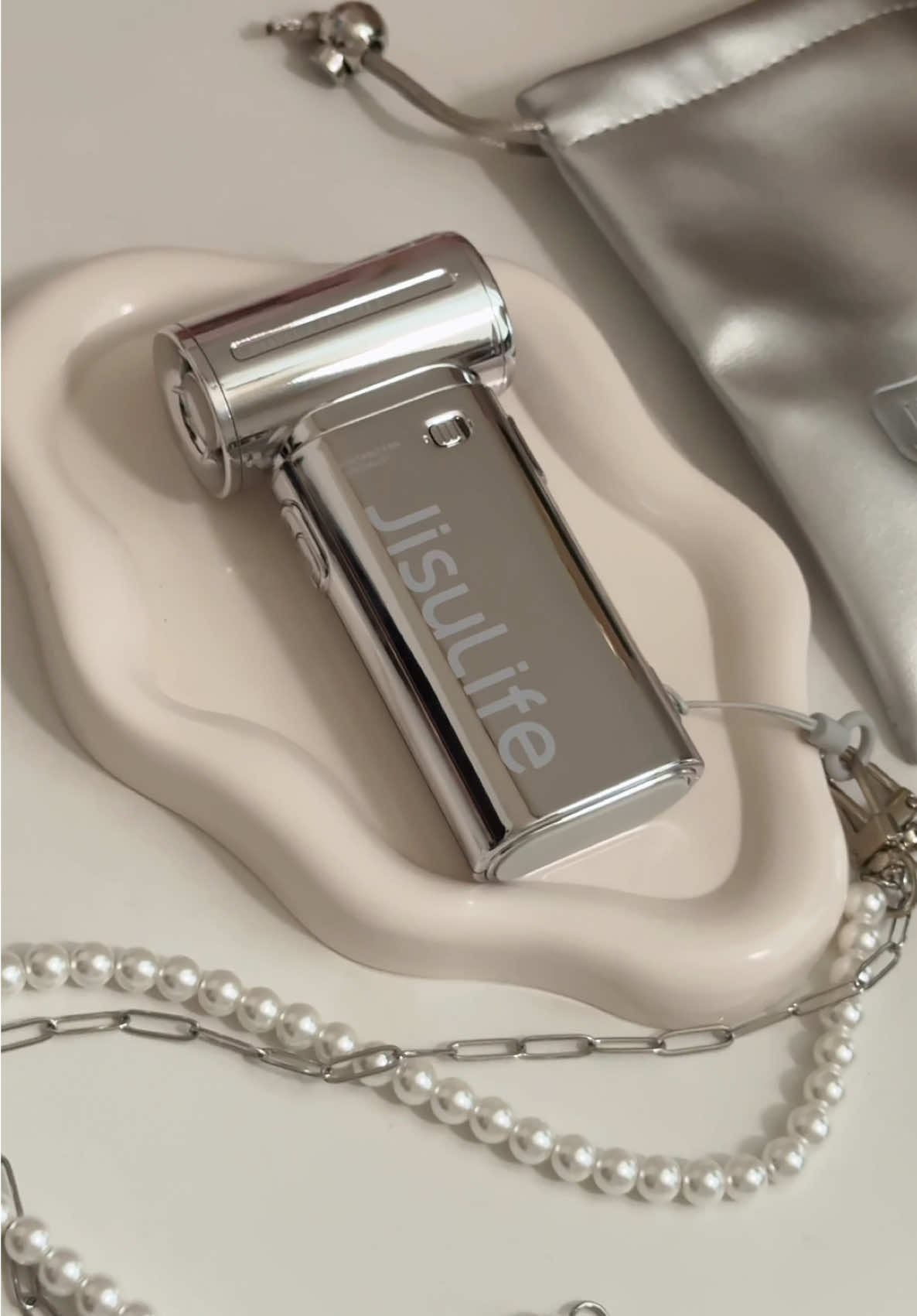 Finally unboxing the viral silver Jisulife fan!!! And I totally get the hype 😫 #jisulife #chromeedition #jisulifeminifan #jisulifehandheld #jisulifeturbofan 