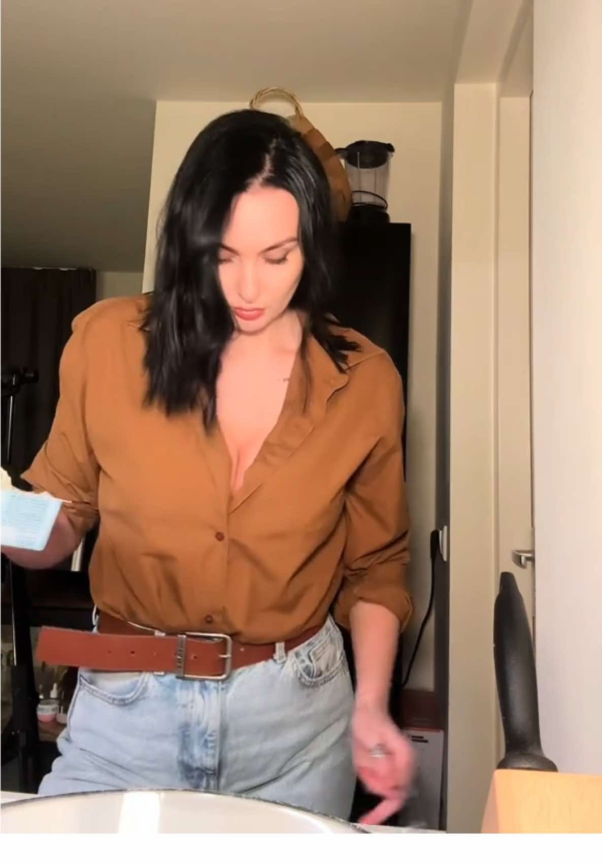 Ингредиенты: Крабовые палочки — 250 г Сливочный сыр типа Philadelphia Яйца — 5 штук Отварной рис — 3 столовые ложки Майонез — 2 столовые ложки Кунжут тёмный Зелень для украшения Соевый соус для подачи Способ приготовления: Отварите яйца, остудите их и нарежьте очень мелко ножом. Крабовые палочки также порубите мелко, чтобы масса получилась максимально однородной. Добавьте сливочный сыр, отварной рис и майонез. Тщательно перемешайте, чтобы смесь стала плотной и удобной для формирования. Сформируйте из получившейся массы аккуратные шарики. Каждый шарик обваляйте в тёмном кунжуте, чтобы он полностью покрыл поверхность. Выложите закуску на тарелку, украсьте зеленью и подавайте с соевым соусом — получится нежно, сытно и красиво. #gilyova #рецепты 