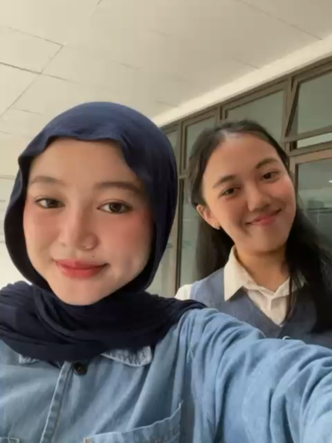 matching outfit accidentally w/ @tanss  #matchingoutfit #pharmacygirl #outfitinspo 