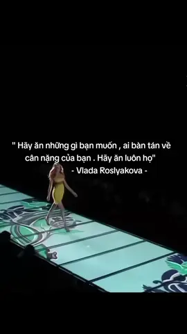 Vlada Roslyakova là một người mẫu có tầm ảnh hưởng đến công nghiệp thời trang năm 2000 cô giữ kỉ lục 91 show tại 1 mùa . Nhờ vào vẻ đẹp tựa búp bê cùng những lối đi lả lướt đầy ma mị cùng làn da trắng hơn sứ khiến cô được nhiều nhà thiết kế chọn . Và cũng là người mẫu gầy nhất thập niên 2000 sau nataliya gotsiy. vào những năm 2004 đến 2006 cô ấy cao m78 và chỉ nặng khoảng từ 42kg đến 45kg cô khiến nhiều nhiếp ảnh gia khiếp sợ và đề nghị công ty cô cho đi khám sức khỏe. Cô gầy hơn cả snejana Onopka 1 người mẫu Ukraine m76 45kg giảm cân nhờ vào việc hút thuốc. Và Vlada Roslyakova đã phải tăng cân 2004 m78 42kg , 2005 m78 44kg , 2005 m78 45kg , 2006 m78 46kg , 2007 m78 46kg , 2008 m78 48kg và đến 2010 cô ấy m78 và nặng 49kg tăng 7 cân trọng sự nghiệp của cô nhưng thật sự là vẫn rất gầy . Cô cũng từng lên tiếng phản bác lại Kendall. Và cô cũng từng chia sẻ lên X một câu nhí nhảnh 