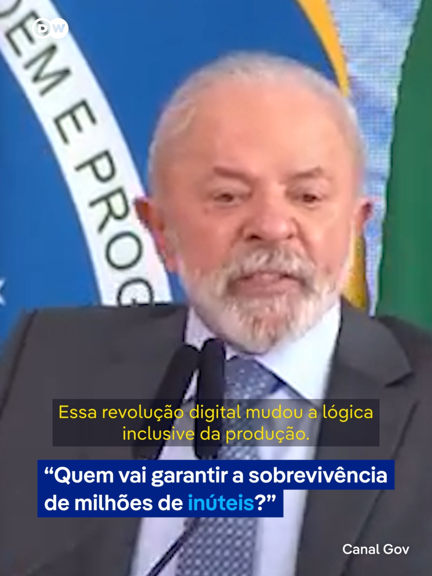 O presidente #Lula afirmou, durante um evento nesta semana em Brasília, que o Brasil não pode manter a mesma jornada de trabalho definida em 1943. O líder do Planalto também defendeu o que a #revoluçãodigital está mudando profundamente a lógica da produção.  As declarações ocorreram durante o evento em que foi sancionada a lei que isenta do Imposto de Renda quem ganha até R$ 5 mil mensais, na quarta-feira (26/11). Lula alerta que a revolução digital reduz empregos e questiona quem garantirá a sobrevivência dos milhões de trabalhadores dispensados. ▶️ Veja no vídeo da #DeutscheWelle, que é parceira do Metrópoles. #tiktoknotícias