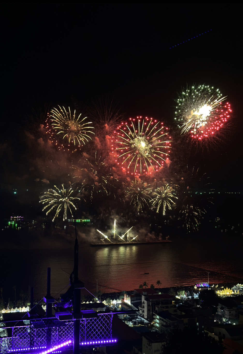 จับมือเธอดูพลุ ในอากาศเย็นๆปบบนี้ ดีที่สุดเลย ❤️ #PattayaInternationalFireworksFestival2025 #FireworksFestival2025 #PattayaFireworksFestival #เทศกาลพลุพัทยา #เทศกาลพลุพัทยา2568    