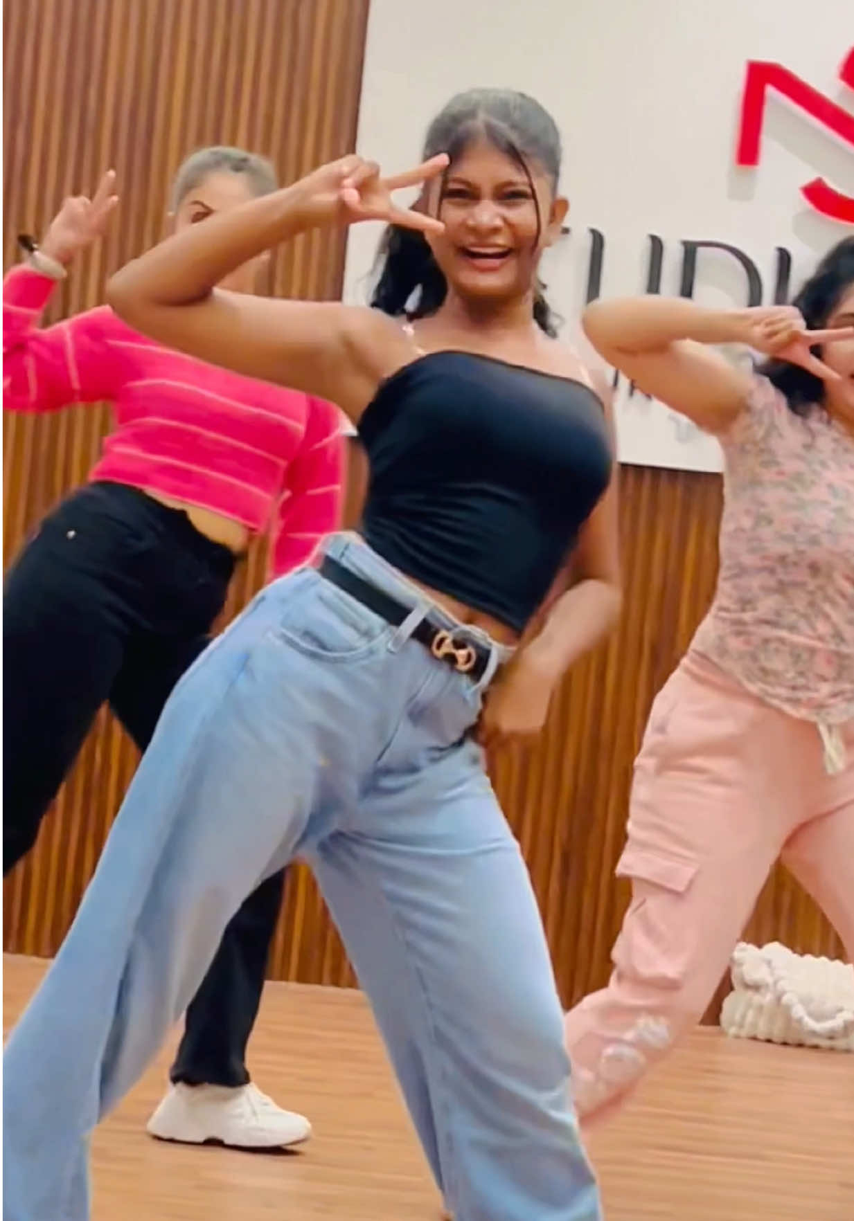 ආදරෙයි නම් එන්න මාවෙත🙈😍 ඔයාලත් එන්න අපේ Dancing Class එකට 0740301702 ට දැන්ම Whatsapp කරන්න. DC :  @Oshan Liyanage 🙌 #oshanliyanagedance #OLDS  #oshanliyanage #dance #fypシ゚ @Hiru Dancer 