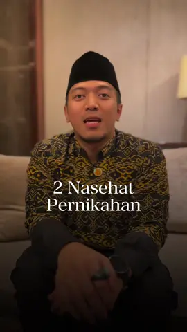 Sebelum melangkah ke pernikahan, ada dua nasihat yang sangat penting untuk dipegang erat: ✨ pilih yang baik agamanya, ✨ dan yang baik akhlaknya. 🍃 Karena rumah tangga bukan hanya tentang cocok di mata manusia, tapi tentang bagaimana bersama-sama berjalan menuju ridha Allah. Rasulullah bersabda : “Dinikahi seorang wanita karena empat perkara: hartanya, keturunannya, kecantikannya dan agamanya. Maka pilihlah yang beragama, niscaya engkau beruntung.” (HR. Bukhari & Muslim) ⸻ 🌿 1. Baik agamanya • menjaga sholat, • menjaga batasan halal dan haram, • mau belajar dan memperbaiki diri. Pasangan yang baik agamanya akan takut menyakiti, karena dia tahu setiap perbuatannya akan dipertanggungjawabkan di hadapan Allah. 🌿 2. Baik akhlaknya • tutur katanya lembut, • mampu menahan amarah, • tahu cara menghormati pasangan dan keluarga. Agama tanpa akhlak yang baik akan membuat rumah terasa tegang, akhlak tanpa agama akan membuat rumah kehilangan arah. Keduanya harus berjalan bersama. ⸻ Sebelum menikah, berdoalah: “Ya Allah, karuniakan aku pasangan yang baik agamanya dan baik akhlaknya, yang menuntunku kepada-Mu, menenangkanku dalam taat, dan menjadi jalan kami bersama menuju surga-Mu.” 🌙 💫 Ebook “Doa-Doa untuk Jiwa yang Ingin Bahagia” 📖 Karya Ustadz Irfan Rizki Haas 🕊 130 halaman doa penyuci hati & penguat jiwa 💬 Termasuk doa sebelum menikah, doa memilih pasangan, dan doa kebaikan rumah tangga 📩 E-book langsung dikirim ke email, Sahabat ✨ 📱 WA: 0851-7999-7020 🔗 lynk.id/haasstore Jangan hanya cari yang enak dipandang, carilah yang menenangkan dipandang dan menenangkan saat diingat dalam doa. #NasihatSebelumMenikah #BaikAgamanyaBaikAkhlaknya #MenujuRumahTanggaSakinah #DoaBahagia #UstadzIrfanRizkiHaas  