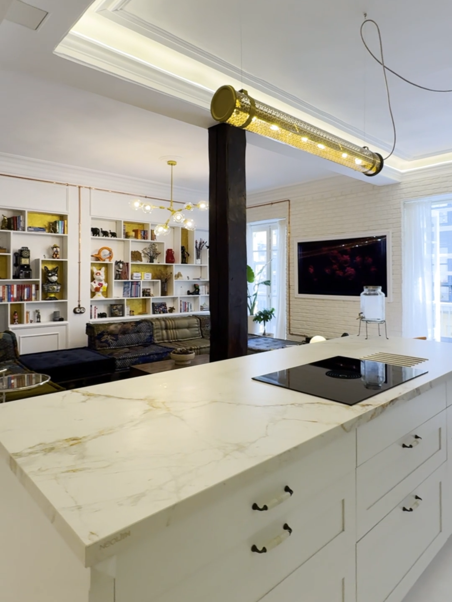 Piso exclusivo en el corazón de Santander. 🌇 En la prestigiosa calle Hernán Cortés se alza esta vivienda única que combina diseño contemporáneo, amplitud y acabados de alto nivel.  Su acogedor salón-comedor se abre a un luminoso mirador, regalando vistas privilegiadas a la Bahía. Con tres dormitorios dobles, despacho, zona de taller, dos baños completos y una cocina americana equipada, cada estancia ha sido concebida para maximizar la luz natural y el confort. Techos de tres metros, suelos originales y detalles de calidad convierten esta propiedad en un espacio lleno de carácter. 📍 A un paso de la Bahía y rodeada de servicios, cultura y ocio, esta vivienda ofrece una localización inmejorable en el epicentro histórico y cultural de Santander. 💎 Solo con Mikeli Luxury Real Estate. - Exclusive Residence in the Heart of Santander 🌇 On the prestigious Hernán Cortés Street rises a one‑of‑a‑kind home that blends contemporary design, generous space, and top‑tier finishes. Its inviting living‑dining room opens onto a bright bay window, offering privileged views of the Bay. With three spacious double bedrooms, a private office, a versatile studio area, two full bathrooms, and a fully equipped open‑concept kitchen, every detail has been designed to maximize natural light and everyday comfort. Original hardwood floors, soaring three‑meter ceilings, and refined touches give this property undeniable character. 📍 Just steps from the Bay and surrounded by services, culture, and leisure, this residence enjoys an unbeatable location in Santander’s historic and cultural epicenter. 💎 Exclusively with Mikeli Luxury Real Estate. #luxury #lujo #mikeli #cantabria #santander #Inmobiliariadelujo #viviendaexclusiva