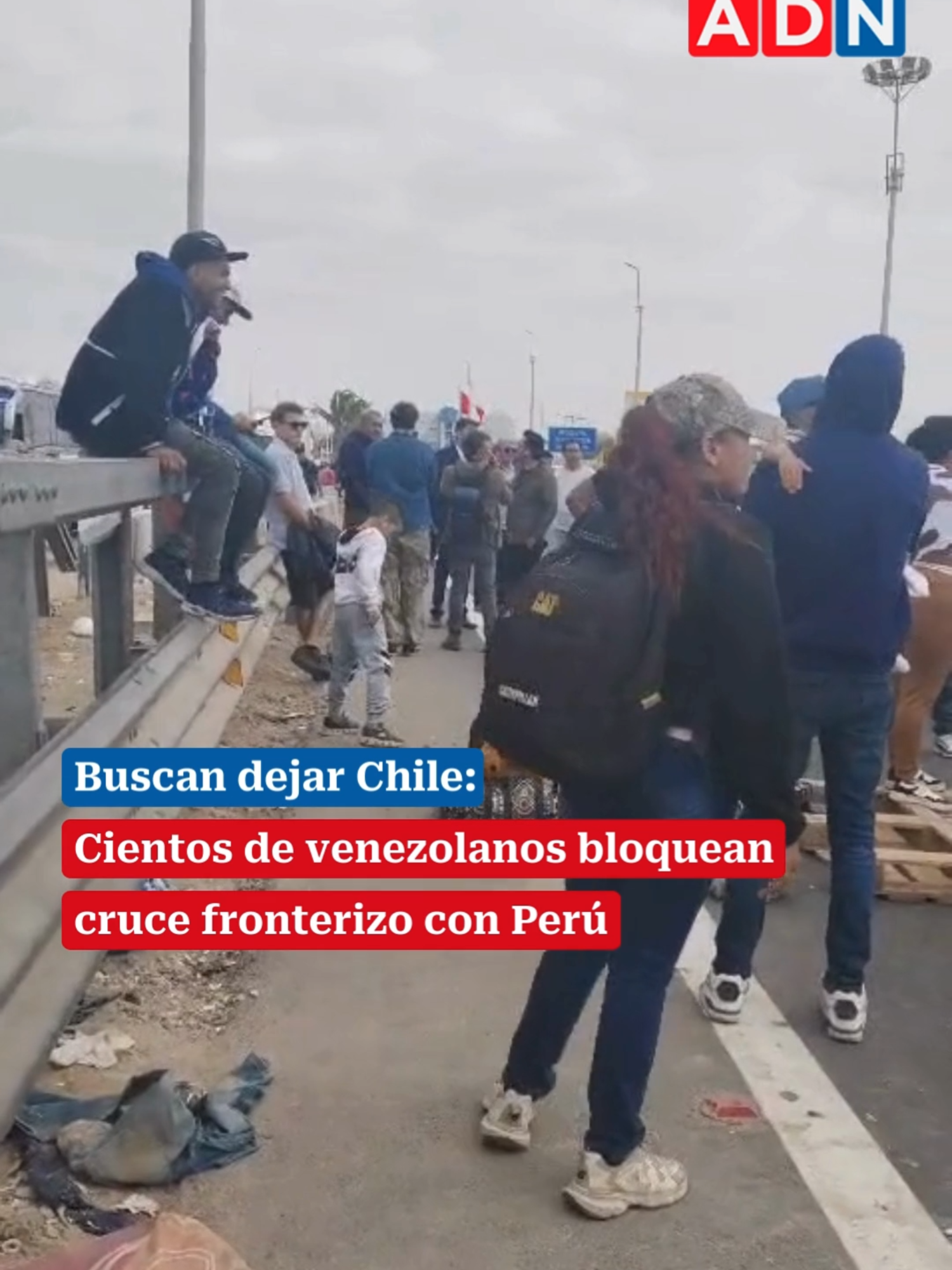 🔴 Durante la mañana de este 28 de noviembre, cientos de migrantes venezolanos, en su intento por abandonar Chile con dirección a Perú, han bloqueado la salida del complejo fronterizo Chacalluta. #inmigrantes #noticias #nacional #chile