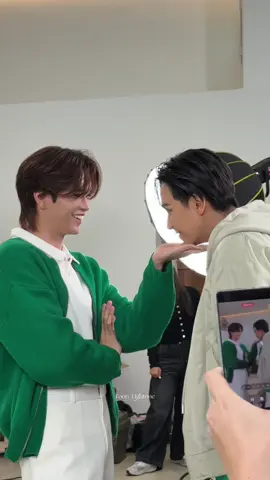 อุ๋งกับแฟนๆอยุ้ดีๆ ไปอุ๋งใส่น้องมาร์ค  เขินเกินนน 😭 #LINEMANถูกสุดทุกวันwithJM  #junniorrs #markjrtn 