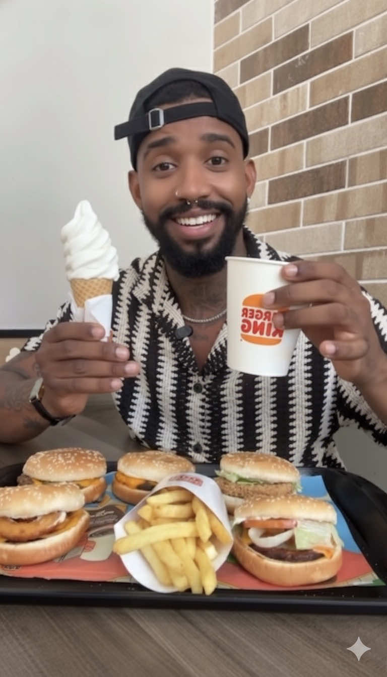 Quando bate a larica, o humor some… mas o BK resolveu isso pra mim! BK Friday – Deu Barato 4 por 20, essa é a fofoca. Oferta válida desde 13/11 até tempo indeterminado, exclusivamente por meio de cupons no aplicativo Burger King®️. Promoção não cumulativa com outras ofertas, cupons, combos ou descontos vigentes e válida por tempo indeterminado ou enquanto durarem os estoques. Os preços dos produtos podem variar de acordo com a região e/ou restaurante participante. Itens adicionais ou substituições serão cobrados à parte. Consulte a lista completa de restaurantes participantes em bit.ly/4por20BlackFridayBK Sujeito à disponibilidade de estoque. Imagens meramente ilustrativas. TM & ©️ 2025 Burger King Company LLC. Uso sob licença. Todos os direitos reservados.