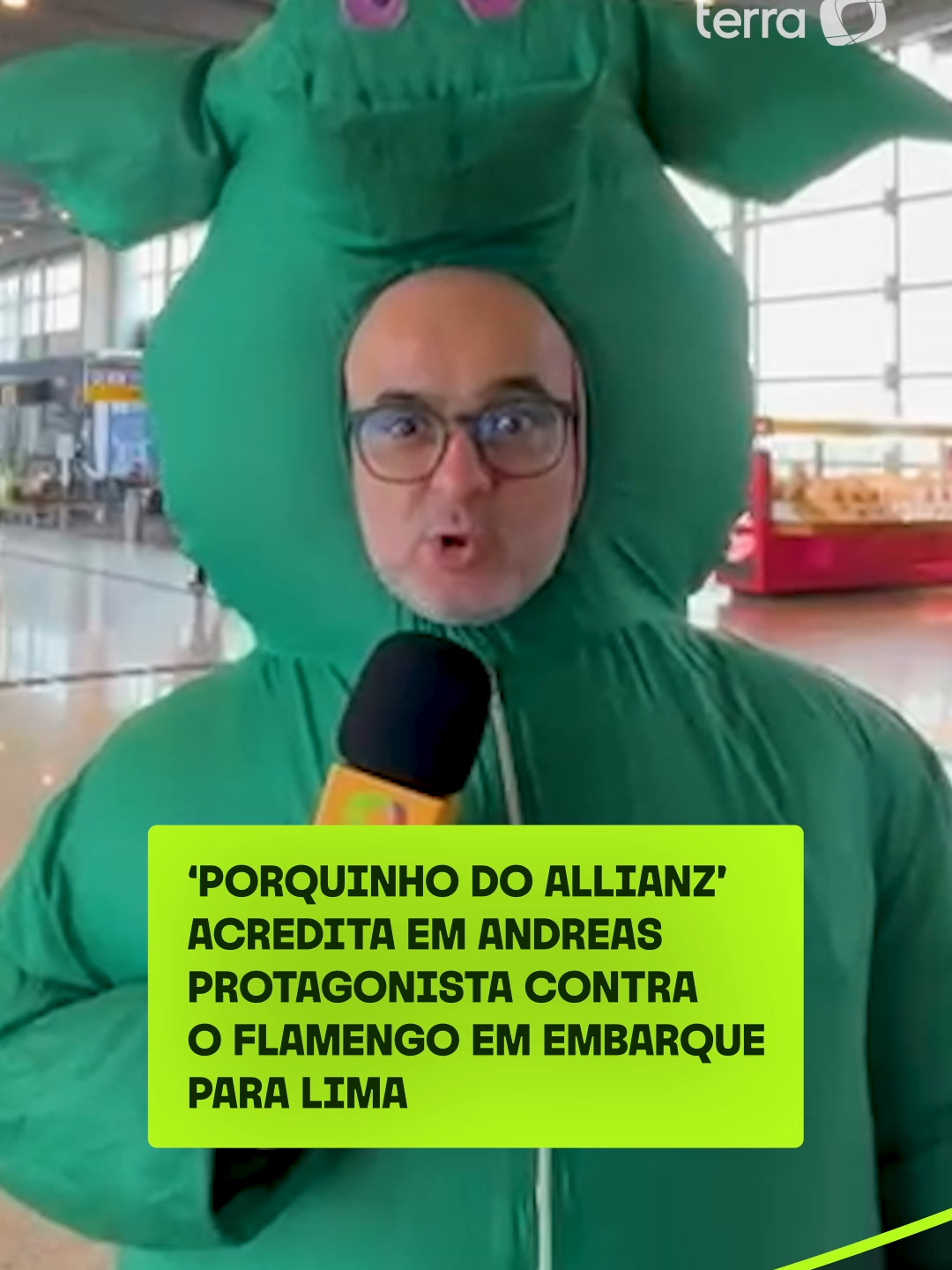 CONFIANTE NO TETRA DO VERDÃO 🐷🐽🐖 Uma brincadeira entre amigos fez com que Ângelo Luchezi, de 45 anos, virasse um dos símbolos da torcida do Palmeiras no Allianz Parque. Sem caracterização para acompanhar os colegas nos jogos do Verdão em casa, o publicitário vestiu uma fantasia inflável de porco e, agora, está rumo a Lima para assistir à final da Libertadores contra o Flamengo. “Isso aqui foi uma brincadeira. Eu, com meus amigos, o Lipe Araújo, que é o sósia da Leila, o sósia do Gomez, o piloto do avião. Eu era o único que não tinha nada, não parecia com ninguém, não tinha personagem nenhum. Me vesti de porco para tirar uma onda. É uma brincadeira e acabou que está me levando para Lima, mas é uma brincadeira. Virou um patrimônio da torcida praticamente”, conta o palmeirense ao Terra. #TerraEsportes #libertadores #flamengo #palmeiras #futebol #lima