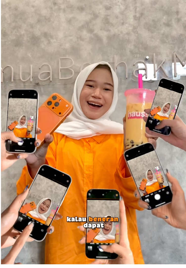 Semarang panasnya bener-bener nggak masuk akal hari ini 🔥🥵  jadi otomatis kaki ngarah sendiri ke HAUS! depan Unimus buat cari minuman yg seger seger, Begitu buka pintu, pandangan langsung ke banner gede yang tulisannya bikin mikir “lah serius?” “Beli Thai Tea Boba bisa berkesempatan dapet iPhone 17 Pro Titanium Orange.” Aku sampai mundur setengah langkah buat baca ulang takutnya cuma halusinasi karena kepanasan 😭 Akhirnya nanya mbaknya, dan ternyata beneran. Beneran. Beneran bisa ikutan. Langsung dong beli dua Thai Tea Boba, sekalian berharap keberuntungan lagi baik-baiknya. Pas minum pertama, aku baru ngeh… kok warna Thai Tea-nya tuh senada banget sama vibe Titanium Orange? Yang satu creamy, yang satu metallic, tapi entah kenapa feel-nya kayak satu frekuensi, terus juga boba pada thai tea nya sama kaya lensa kamera iphone 17 pro tau😭 baru kali ini nemu minuman dan hp tapi satu korelasi… keren banget kan Dan ya, karena kepala udah keburu kebawa suasana ‘iPhone 17 Pro’, aku transisi dikit… dan tiba-tiba udah megang iPhone 17 Pro beneran. Oke, iya, itu HP temenku, bukan punyaku aku pinjem dulu buat ngontenin kannn siapatau bisa couplean hehe😭 tapi tetep aja rasanya lucu minum Thai Tea Boba sambil pura-pura udah jadi orang yang punya Titanium Orange sendiri. Andai aja beneran semudah itu ya, beli minum, terus pulang bawa iPhone baru. Tapi demi mimpi kecil ini, aku tetep ikutan buat kontennya🤗 Siapa tau rezeki lagi baik dan nama aku nongol sebagai pemenang. Minimal udah nyobain Thai Tea Boba favorit sambil manifesting iPhone 17 Pro. Kita liat aja nanti, semoga semesta kerja lembur ✨ @HAUS! Indonesia yuk ikutan @bluesky🪼🦋 @Nurhalimah Tusadiah  #HausIphone17 #HausIndonesia #ThaiTeaBoba #foryoupage #trending 
