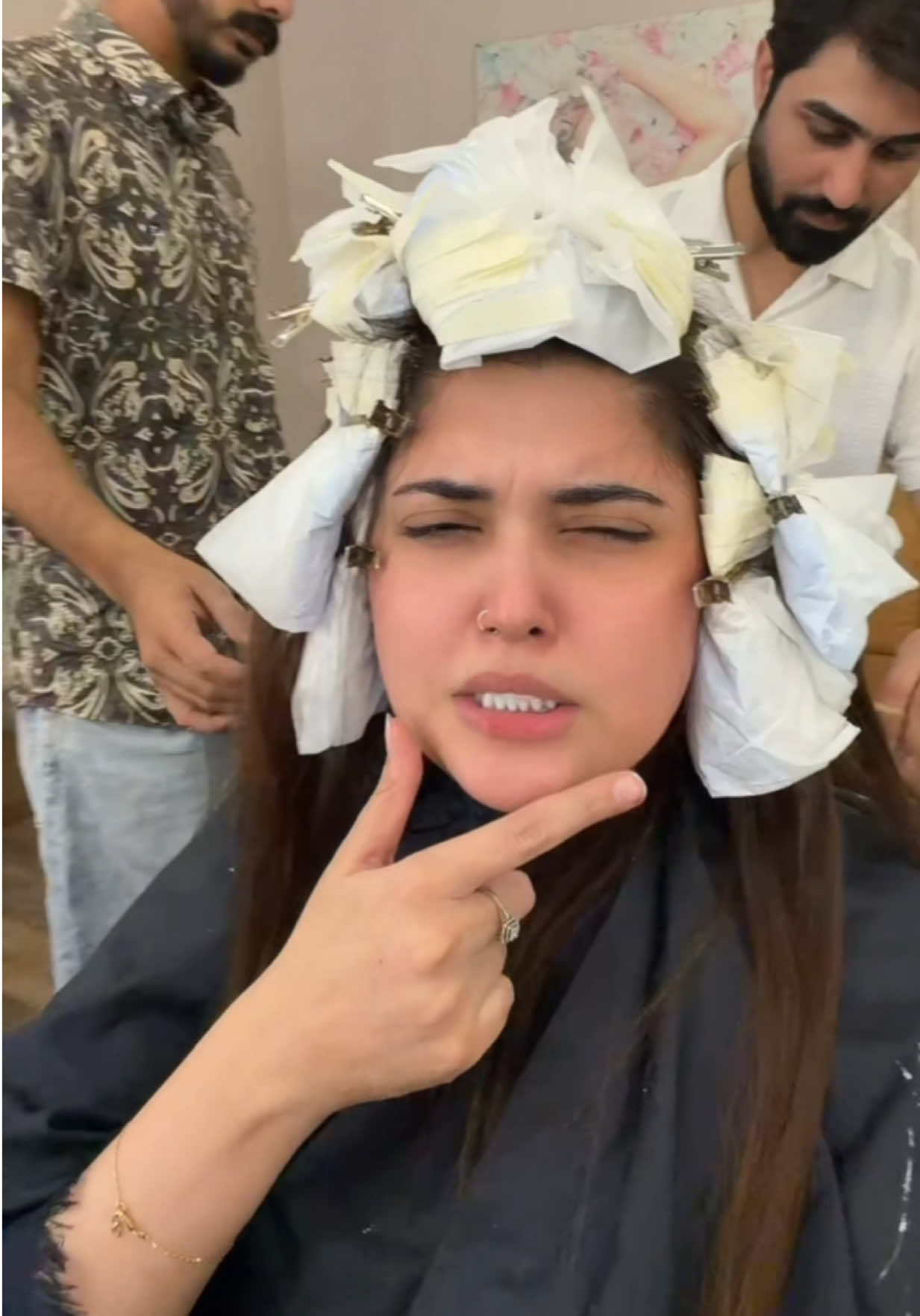 oh hooo #kanwalzulqarnain #kanwalaftab #haircolor #hairtransition @sominaqvimua 