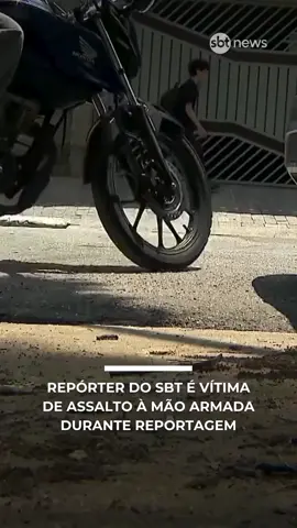 A repórter Fabíola Corrêa (@reporterfabiolacorrea), do SBT, foi vítima de um assalto à mão armada nesta quinta-feira (27), enquanto produzia uma reportagem no bairro Capão Redondo, zona sul de São Paulo. A equipe aguardava para fazer uma entrada ao vivo no programa 