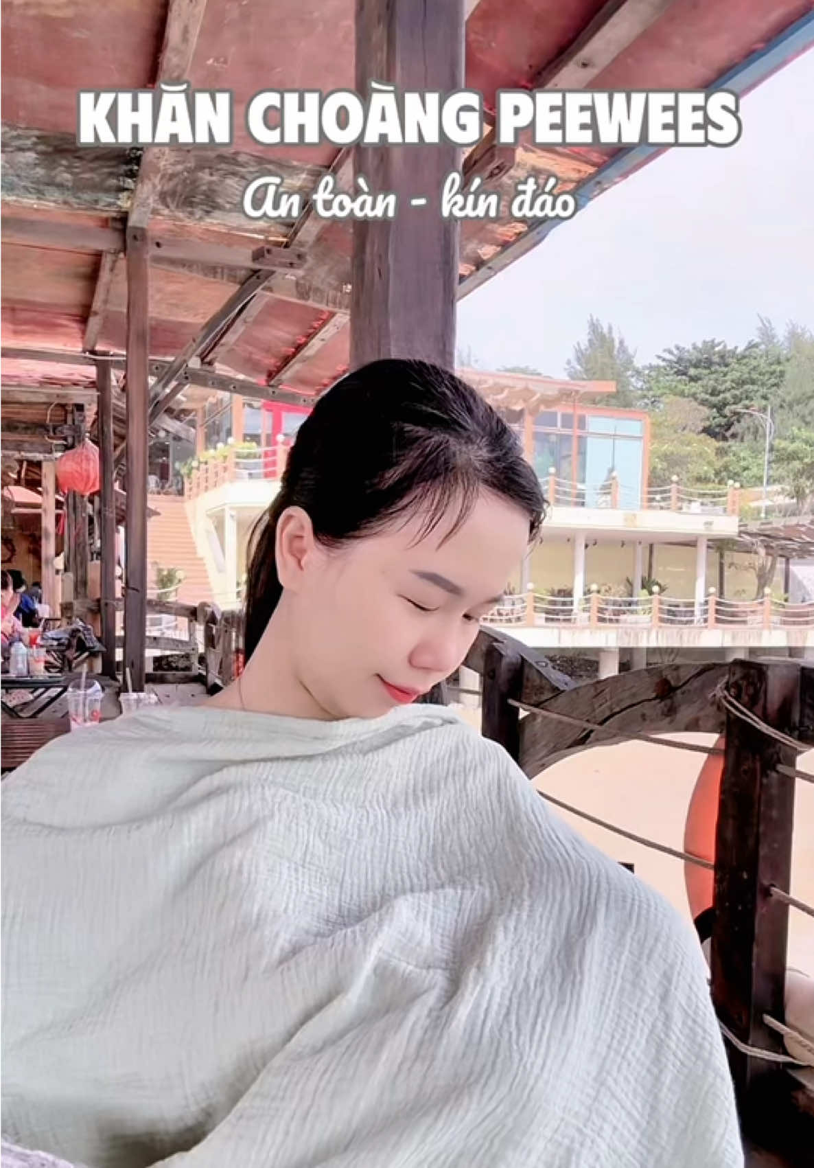 Đây là vật bất li thân của mẹ Mía mỗi khi cho con ra ngoài chơi - khăn choàng cho con ti Peewees. Ai cho con tmtt là rất cần luôn #nhatha_memia #peewees #khanchoangchobeti #khanchoang 