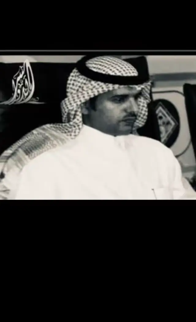 اللّٰه من عينٍ لها النوم ما طاب عين الشقى ما تمرح الليل كلّه كأنّه يشذّبها عن النوم شذّاب طول السهر عيّت عيوني تملّه ولا عاد يدريها دوى طب الأطباب اللي تداوي بالدوى كل علّه وفالقلب مشهاب وفالكبد منساب وبين الضماير مونسٍ حر ملّه ولا نيب مرتاع ولا نيب مرتاب هذا زمانٍ مبينٍ فيه خلّه جربت انا الايام وانا بعد شاب تجريب شايب سوء بقه يقله فيما مضى مدري عن الوقت لو عاب اول حياتي كنت ورعن مدله ورعن مع اهله لا يودي ولا جاب #خالد_مدعث #fyp 