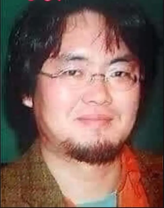 هذا المواطن الياباني كان صحفيا ، قدم إلى العراق عام 2004 لتغطية أحداث الفلوجة و المعارك التي دارت فيها . أثناء وجود السيد هاشيدا في الفلوجة في آذار 2004 شاهد طفل عراقي عمره 9 سنوات اسمه (محمدهيثم) كان قد تعرض لاختراق شظية لإحدى عينيه مما كان سيهدده بالعمى الكامل إذا لم تتم معالجته في ذلك الوقت. وقتها كان معظم جراحي العيون الكبار في بغداد قد غادروا العراق بسبب جرائم الخطف و القتل التي انتشرت بعد 2003 التي أفرغت العراق من كبار أطبائه و جراحيه ، لذا لم يكن بالإمكان علاج محمد في العراق ، فما كان من السيد هاشيدا إلا أن يعد عائلة الطفل محمد بأنه سيعود قريبا بعد أخذ الموافقات في بلاده و يصطحبه معه إلى اليابان للعلاج على نفقة الشعب الياباني . و قد بر هاشيدا بوعده بعد ان أجرى كل الترتيبات لسفره و عاد في ايار 2004 إلى العراق ثم إلى الفلوجة لاصطحاب محمد و علاجه في اليابان ، و لكن حدثت المأساة حيث وقع هاشيدا بيد قتله مسلحي القاع.دة  فقتلوه مع خاله الصحفي أيضا الذي كان يبلغ من العمر 65 عاما و معهم المترجم العراقي . و هكذا لقى السيد هاشيدا حتفه جزاء لإنسانيته .. لكن هل تبرد نيران الثأر لدى عائلته ، إذن لننظر كيف انتقمت اليابان وعائلة هاشيدا لمقتل إبنها و خاله غدرا ؟ أولا/ الحكومة اليابانية انتقمت بأن أنشأت بالتعاون مع وزارة الصحة اليابانية صندوقا لبناء مستشفى مزود بأرقى الإمكانيات الطبية لعلاج الأمراض السرطانية للأطفال برعاية الأمم المتحدة ، بعد أن تبرعت بالملايين اللازمة لاكمال المشروع الذي افتتح في الفلوجة في مارس 2013 ويعمل فيه حاليا ً30 طبيبا . ثانيا/ عائلة الفقيد هاشيدا لم تشأ أن تنسى أو تترك ثأرها و رغبتها في الإنتقام لمقتله، فقامت بالوفاء بالعهد الذي قطعه فقيدهم و أحضروا (محمد هيثم) إلى اليابان و عالجوه و أنقذوا بصره بعد شهر واحد من مقتل فقيدهم ... و (محمد هيثم)هو اليوم في ريعان الشباب و قد عاد أمله في الحياة . ثالثا/ لم تكتف أرملة هاشيدا بذلك بل أنشأت مشروعا خيريا باسم زوجها الشهيد لمنفعة الأطفال في العراق و كان هذا المشروع هو المحرك المحفز للحكومة اليابانية لبناء المستشفى التي ذكرناها اعلاه،