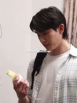 can someone look at me the way bookie is looking at that corn cob PLEASE???? #fforce_ #kasibook #forcebook #ฟอสบุ๊ค #MelodyOfSecretsSpecial @fforcejs @kasibook_ 