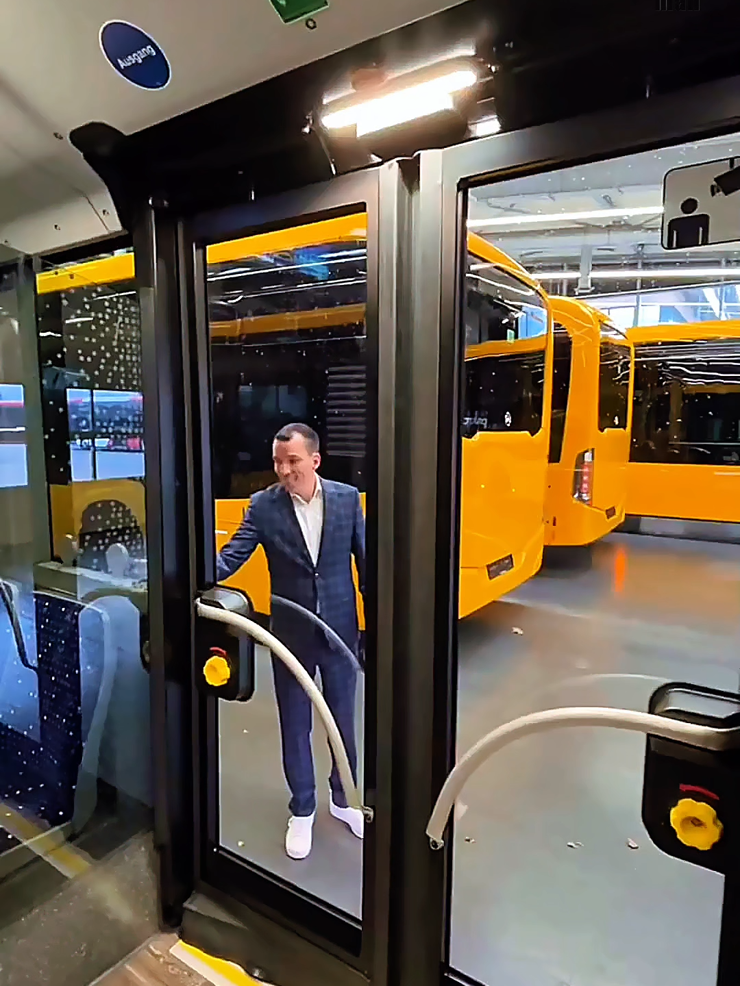 حافلات مرسيدس الجديدة تستعد للخروج للنقل في شوارع ألمانيا صالون يسير على عجلات 🚍🇩🇪#EducatorAward