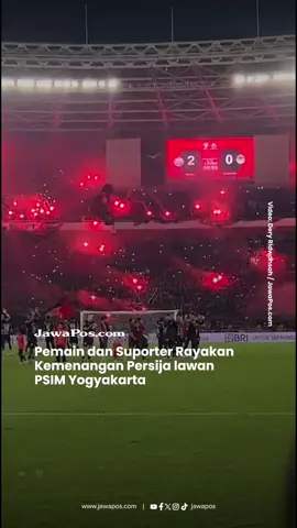 Suporter dan pemain merayakan kemenangan Persija saat menjamu PSIM Yogyakarta di pekan ke-14 Super League Di Stadion Utama Gelora Bung Karno, Jakarta, Jumat (28/11/2025). Persija Jakarta menandai ulang tahunnya ke-97 dengan kemenangan atas PSIM Yogyakarta. Macan Kemayoran menang 2-0 lewat gol Maxwell dan Allano.  Baca selengkapnya di www.jawapos.com 