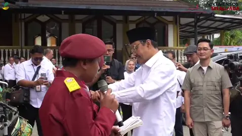 Menteri Sosial, Gus Ipul, melakukan kunjungan kerja ke BBPPKS Bandung, lokasi Sekolah Rakyat Menengah Atas 14 Kabupaten Bandung Barat, pada Jumat, 28 November 2025. Kunjungan ini bertujuan untuk memantau langsung pelaksanaan program Sekolah Rakyat yang digagas oleh Presiden Prabowo Subianto. Sekolah Rakyat adalah program nasional yang bertujuan untuk meningkatkan akses pendidikan bagi masyarakat kurang mampu, terutama anak-anak dari keluarga miskin ekstrem. Program ini akan mengakomodasi anak-anak, remaja, hingga orang dewasa yang tidak bisa mengakses sekolah formal. Gus Ipul juga melakukan wawancara dengan salah satu TV swasta, dalam acara tv tersebut yaitu Point of View, untuk membahas terkait Sekolah Rakyat dan program-program lainnya yang sedang dijalankan oleh Kementerian Sosial. Sekolah Rakyat ini merupakan bentuk pendidikan inklusif yang memastikan semua siswa, termasuk siswa berkebutuhan khusus, mendapatkan kesempatan yang sama dalam belajar di lingkungan yang mendukung. Program ini diharapkan dapat memutus mata rantai kemiskinan dan meningkatkan kualitas pendidikan di Indonesia. #kemensosri #kemensosselaluada #srma14kbb#pusdiklatbangprof  #sekolahrakyatid