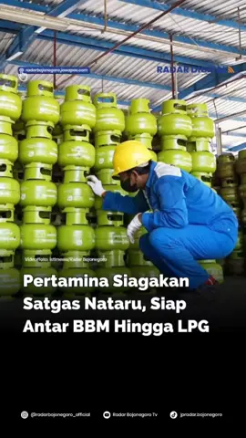 PT Pertamina (Persero) melalui Pertamina Patra Niaga menyiagakan Satgas Natal 2025 dan Tahun Baru 2026 (Nataru) mulai November 2025 hingga Januari 2026 untuk memastikan pasokan energi selama libur akhir tahun tetap aman. Satgas akan memantau distribusi BBM dan LPG di seluruh Indonesia selama 24 jam. Dalam keterangan resmi, Pertamina Patra Niaga menyiapkan 7.885 SPBU, 6.777 Pertashop, serta lebih dari 5.000 agen dan pangkalan LPG siaga sebagai garda layanan sepanjang jalur mudik dan kawasan wisata. Sejumlah SPBU ditetapkan beroperasi 24 jam untuk mengantisipasi lonjakan permintaan masyarakat. baca selengkapnya di radarbojonegoro.jawapos.com .  .  .  #radarbojonegoro #bojonegoro #fyp #elpiji 