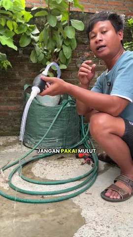 Praktis banget! Pompa tangan ini bisa bantu pindahin bensin tanpa ribet 💪 #PompaBensin #AlatSedotBensin #PompaManual #PeralatanMobil #FYP 