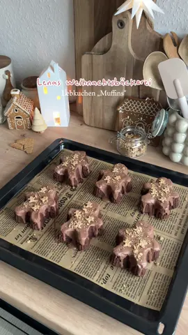 Sind die nicht süß geworden?? 🥹😍 & damit herzlichen Willkommen bei Tag 11 in #LenasWeihnachtsbäckerei 🎄💫🍫💌  Ihr braucht natürlich nicht diese Lebkuchenförmchen, das Rezept ist auch perfekt geeignet für 12-14 Muffinförmchen 🥰 Ihr braucht:  120g Butter 100g Zucker braun 2 Eier 250g Mehl 2 TL Lebkuchengewürz 2 EL Backkakao 2 TL Backpulver Prise Salz 120ml Milch Schokoladenglasur Deko - Butter schmelzen und mit Zucker & Eiern verrühren - alle trockenen Zutaten vermengen und abwechselnd mit der Milch zum Teig geben - in (Muffin-)Förmchen füllen und in den vorgeheizten Backofen bei 180° Ober- & Unterhitze für 20-25 Minuten backen  - nach dem Auskühlen mit Glasur & beliebiger Deko verzieren <3 —> folgt mir unbedingt für weitere leckere Weihnachtsrezepte, um nichts aus meiner Weihnachtsbäckerei zu verpassen!! 😋💌 . . . . . . . . . . . . . . #weihnachten#backen rezept weihnachtsrezepte LenasWeihnachtsbäckerei Weihnachtsstimmung Weihnachtsinspo