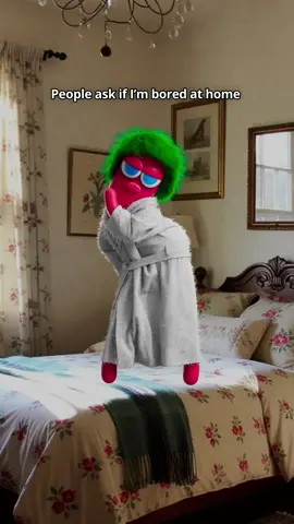 People ask if I’m bored at home, but I’m just happy and ugly in peace As pessoas perguntam se fico entediado em casa, mas no fim estou apenas feliz e feio em paz