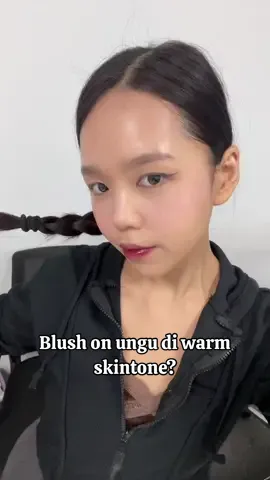 Try on @AOU Indonesia Store Soft Cream Blush! Warna blush on nya ungu, what?! On the first sight, warnanya keliatan intimidating buat org yg punya undertone kuning but guess what! Ternyata warna lilac ini masih masuk di kulit kuning langsat gw dan ga abu-abu. Tekstur blush ini balmy enak bgt di blend pakai brush ataupun jari but i prefer using my fingers though! Warnanya lebih keluar. Usually i use this blush as a transition blush pake warna yg lebih gelap tapi dipake sendirian juga tetep cakep ya 🙂‍↕️🙏🏻 #aou #blush #purpleblush #lavenderblush #lilacblush #warmskintone 