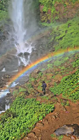 Baru kali ini liat pelangi dari ujung ke ujung🥺🌈#curugcileat #subang #masukberanda #fyp 