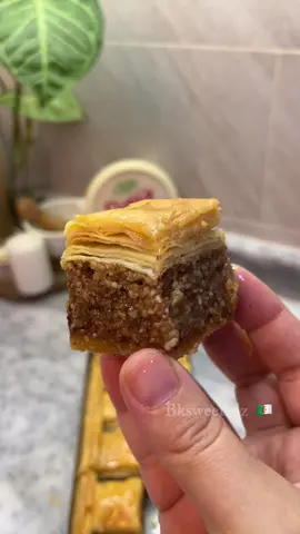 ⁨	⁨	بقلاوة في سنيوة صغيرة مورقة ومعسلة للقلب بقلاوة في السنيوة الصغيرة 30/10 سم ترفدلکم: 350 غ فرينة 87 غ مرغرين ذايبة مع سمن حبة بيض صغيرة ماء مع ماء الزهر  350 غ لوز وجوز مرحي نص كيلة سكر مغرفة صغيرة سمن ماء الزهر 400 غ عسيلة تقطع 16 حبة متوسطة . . #بقلاوة #حلويات_جزائرية_تقليدية⁩⁩