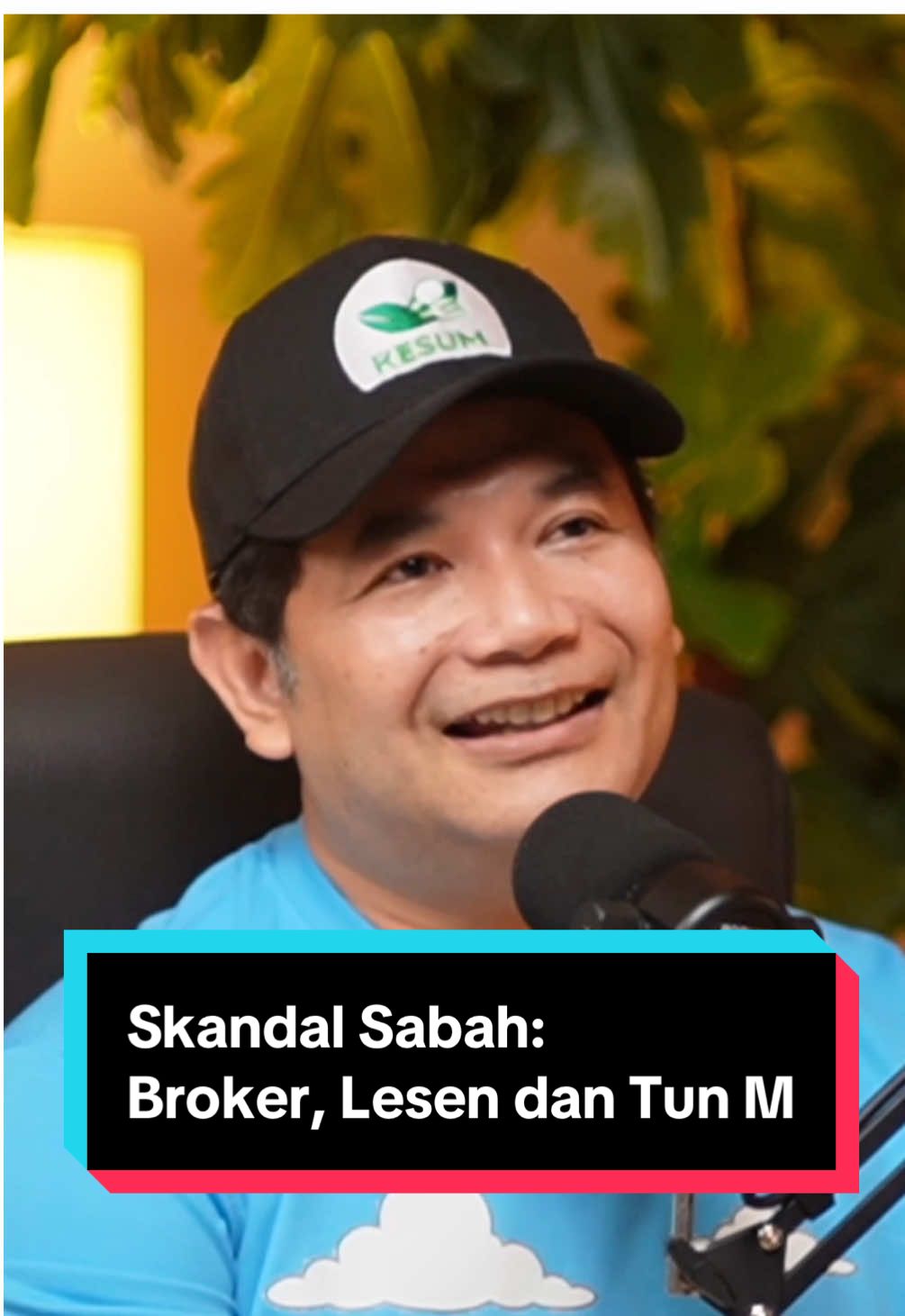 Ramai tanya saya: betul ke semua drama Sabah-Albert Tei ni masterplan atau percaturan Tun Mahathir yang fund broker untuk jatuhkan Anwar? Daripada maklumat yang saya tahu daripada pimpinan yang memang ada di sekeliling cerita ini, hakikatnya jauh lebih “biasa” dan lebih hodoh: ini business as usual politik + lombong di Malaysia.  Albert Tei pada saya hanyalah broker, di belakang dia ada syarikat besar antarabangsa. Dia ambil duit tauke, bayar orang politik untuk dapatkan banyak exploration permit di Sabah.  Bila kerajaan negeri batal lesen, dia tersepit: pada tauke dia kena buktikan duit dah jalan, pada orang politik dia tuntut janji. Dari situlah datangnya video, surat, rakaman, sebahagiannya untuk tekan, sebahagiannya untuk cover diri sendiri. Perkara ni saya tahu lama. Sebab itu awal-awal bila timbul isu surat sokongan, saya kata pecat terus, kerana broker macam ni jarang ada satu bukti saja. Sebab itu saya tak setuju bila semuanya disapu dengan naratif mudah: “ini bukti integriti” dan “ini semua konspirasi Tun”. Tun mungkin ‘opportunistic’, tapi peluang yang dia guna ini datang daripada kelemahan kita sendiri. Tonton Podcast YBM Episod 4 untuk ulasan isu ini dan isu-isu lain di saluran YouTube saya. #skandalsabah #albertei #podcastybm #rafiziramli #integriti 