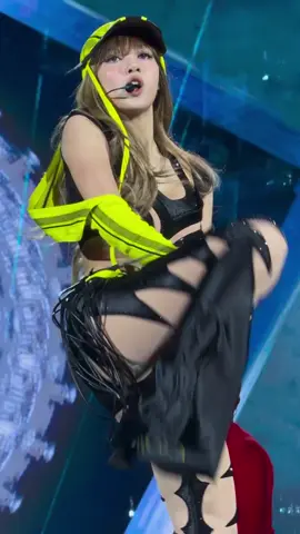 omgg lisa body is on fire #blackpink #lisa #deadlineinsingaporeday1 