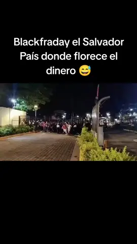 Así amaneció metro centro san salvador gente desesperada por llegar primero a las ofertas 💘 #paratiiiiiiiiiiiiiiiiiiiiiiiiiiiiiii #metrocentrosansalvador #blackfriday 
