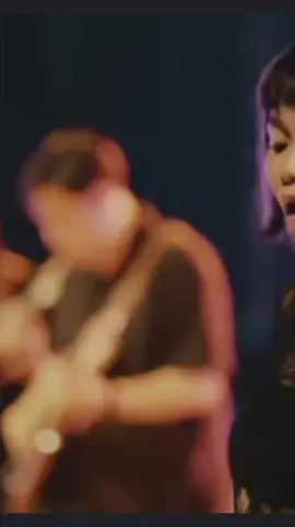 Rute pagi yang dahulu ceria Menu favorit kini hambar rasanya Foto yang tak berani dilirik mata Kontak sekarang jadi sebatas nama Masing-masing selamat dan bercerita Namun tidak lagi miliki bersama #hindia #untukapa #hindiauntukapa 