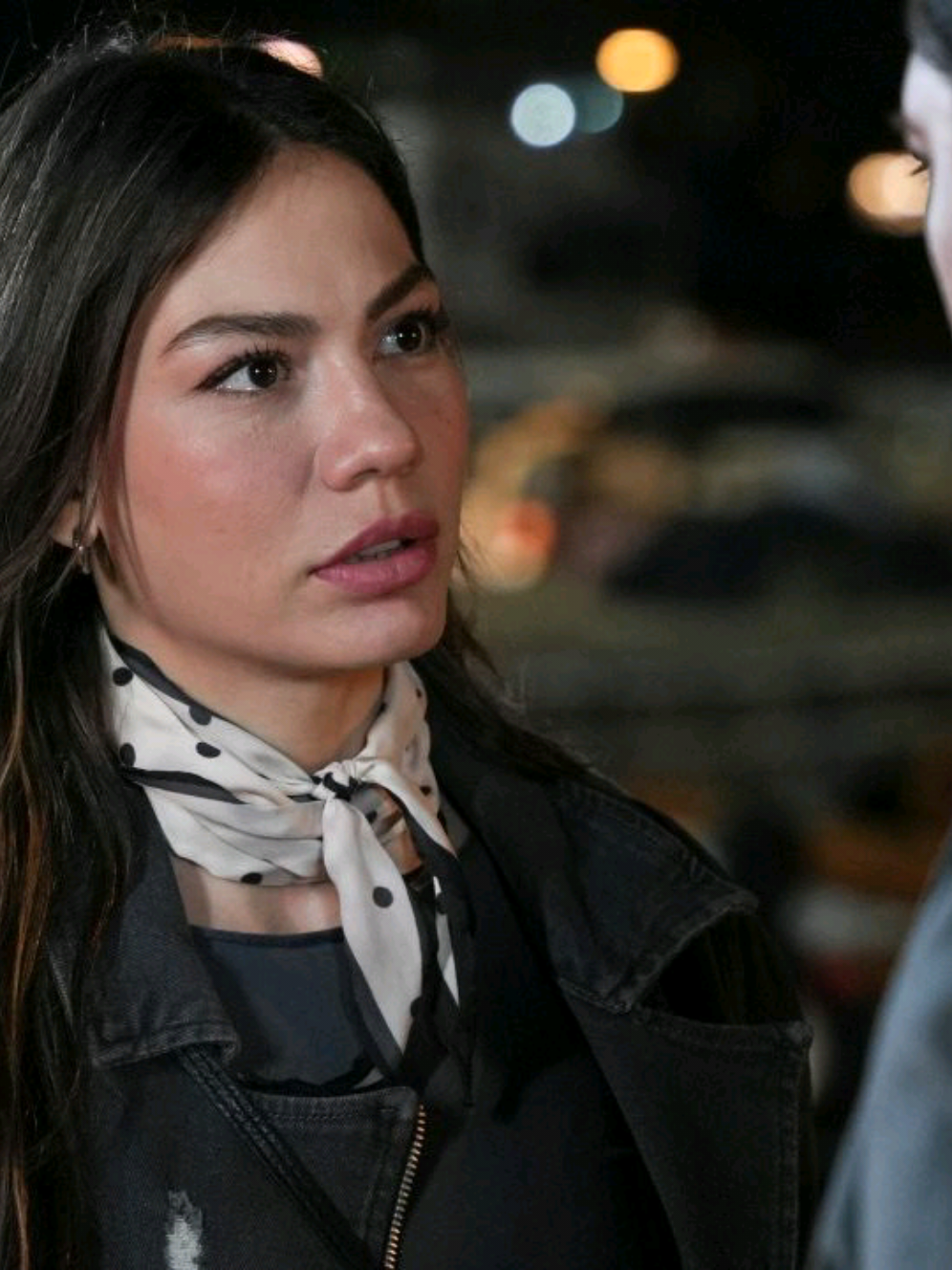 Parece que eştef está huyendo o buscando a Nisan en la estación  #eşsan #eşrefrüya #turkishseries #demetozdemir #çağatayulusoy 