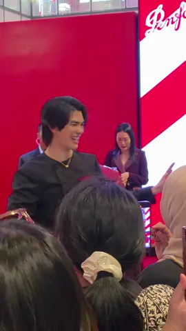 เมื่อคุณเลิกงานอยากกลับบ้านแต่เพื่อนชวนเม้าท์ไม่เลิกเอ็นดูพี่มาย🤣#milephakphum #มายภาคภูมิ  #PenfoldsxMile #PenfoldsTH 