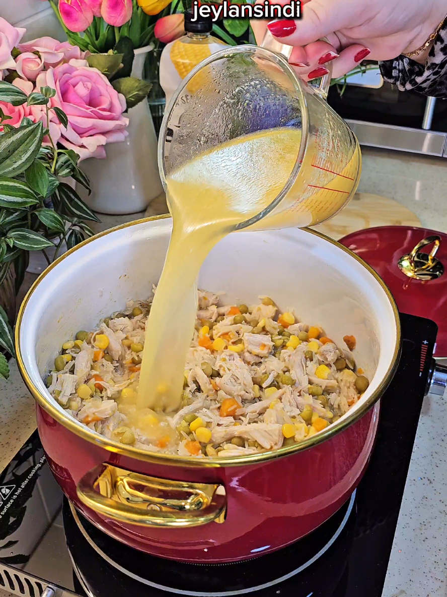 رز بالجزر والبازيلا 🥰⚘️ بألذ منتجات هينان @Henan Company المكونات 👇  ●جزر  ●بازيلا  ●ذرة ●صدر الدجاج  ●رز + ملح + فلفل اسود + ماي دجاج + ملعقه زبدة 👍🥰