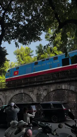 Đời này trải qua với ai, trải qua như thế nào, có dài lâu không, có người vì tình yêu, có người vì vật chất, có người vì tướng mạo, có người vì tương lai, có người vì áp lực. Mà khi thời điểm phải lựa chọn đã qua rồi, bạn mới hiểu, tiền đủ tiêu là được, vẻ ngoài không cần quá xấu là được. Thật ra hạnh phúc chân chính không có tiêu chuẩn, lý do rất đơn giản, chỉ cần bạn cười nhiều hơn khóc, vậy chắc chắn đã gặp đúng người. #hanoi #fyp 