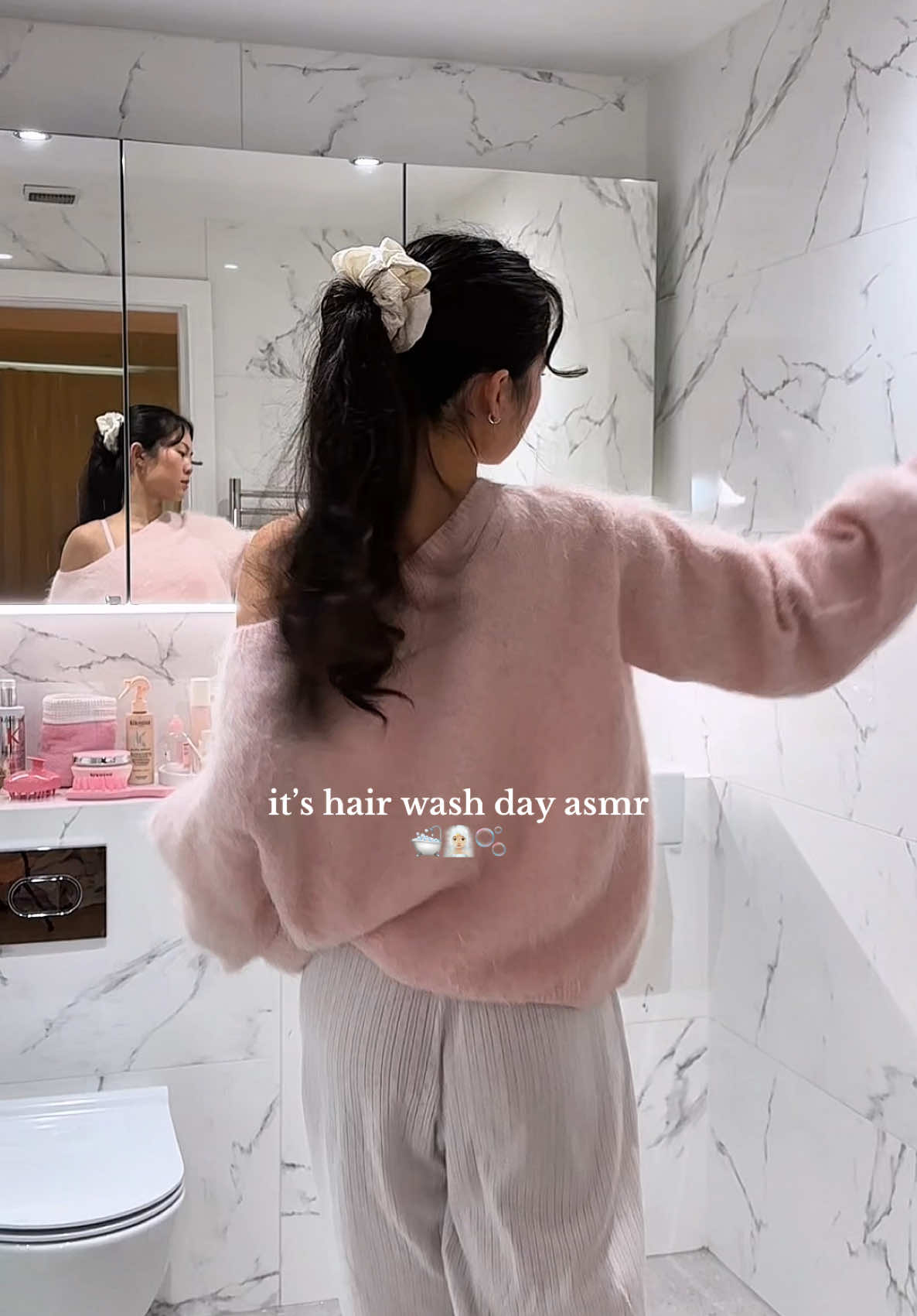 AD pov: it’s hair wash day 🛁🫧 using my favourite @Kérastase products: Premiere pre shampoo treatment Genesis hair mask Gloss Absolu glaze milk Symbiose hair serum Gloss Absolu glaze drops #hairtok #asmr #hairwash #haircare #hairroutine 