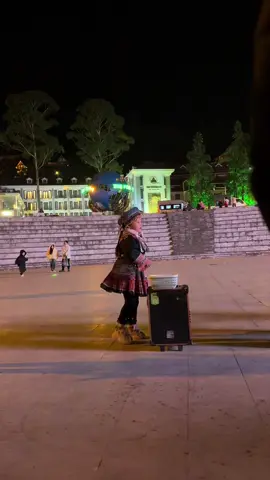 Lên sapa thì đừng bỏ qua e bé này nha.dễ thương đág yêu bắt nhạc giỏi #chotinhsapa #revewsapa #nhathodasapa #sapa 