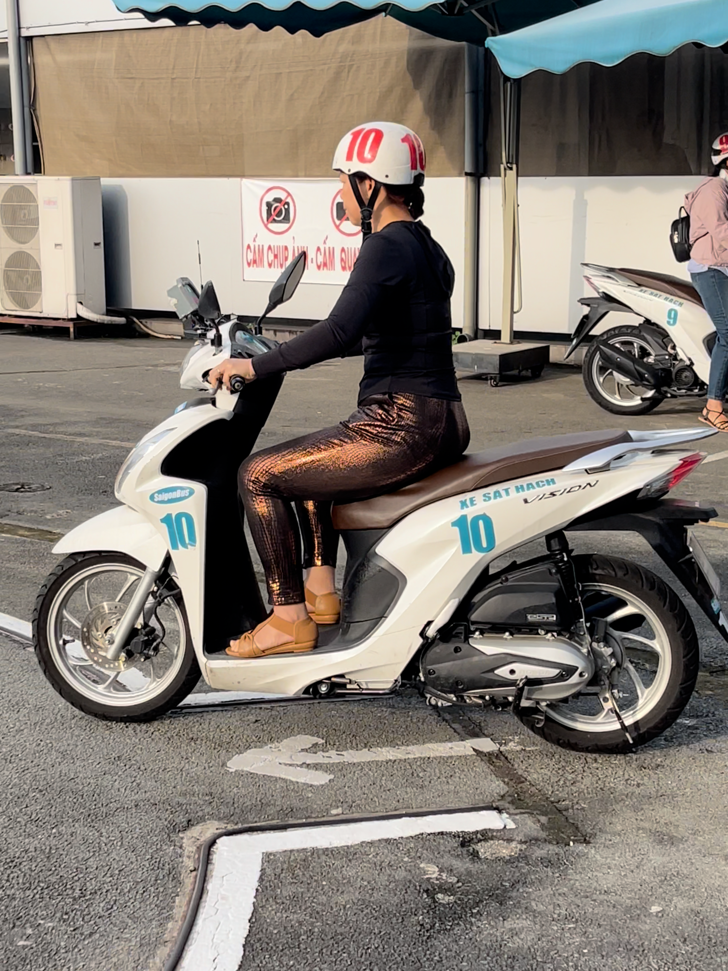 Đừng phanh gấp trong vòng số 8, giữ ga nhẹ và đánh lái mềm là bí quyết đậu nhanh! #daynghetanson #thaytuandaylaixe #thibanglaixea1 #thibanglaixea2 #thibanglaixemay