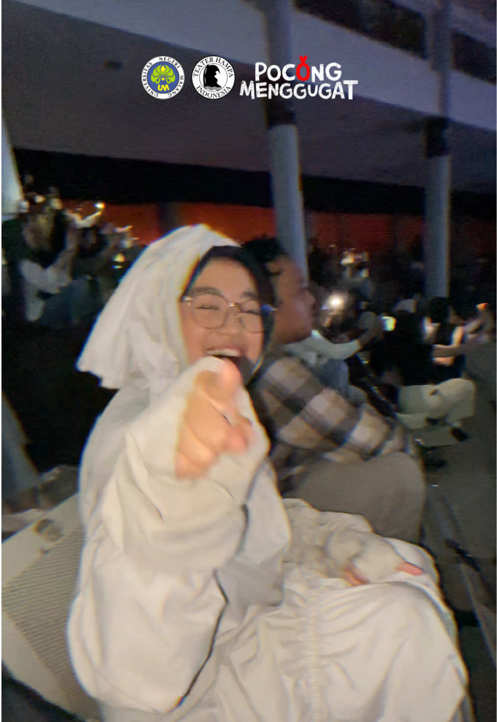 Kapan lagi kann pocong konseran🙈 — pentas teater “Pocong Menggugat” cerita penuh tawa, cinta, dan sedikit… jeritan 👻 🗓️ 06–07 Desember 2025 📍 Outdoor Learning Space (OLS) – Universitas Negeri Malang HTM: 35K Sajaa 🎫 Tiket: bit.ly/PEMESANANTIKETPM #malang #teater #universitasnegerimalang #tenxi #konser 